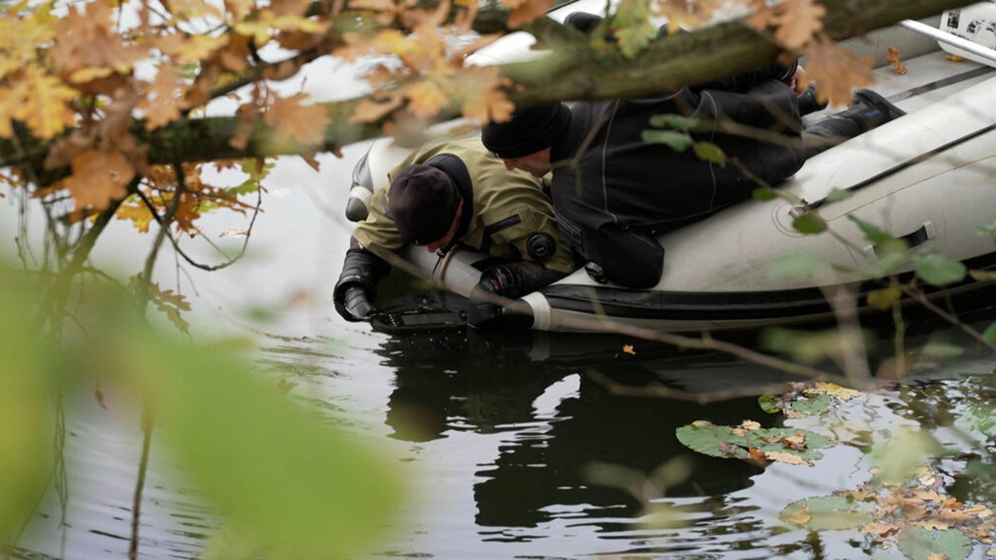 Polizeitaucher suchen mit Sonargeräten den Sturmsee bei Schwarzenfeld (Landkreis Schwandorf) ab. Sie suchen nach der Leiche einer 49-Jährigen aus Pommelsbrunn (Landkreis Nürnberger Land). Sie könnte Opfer eines Gewaltverbrechens geworden sein. 