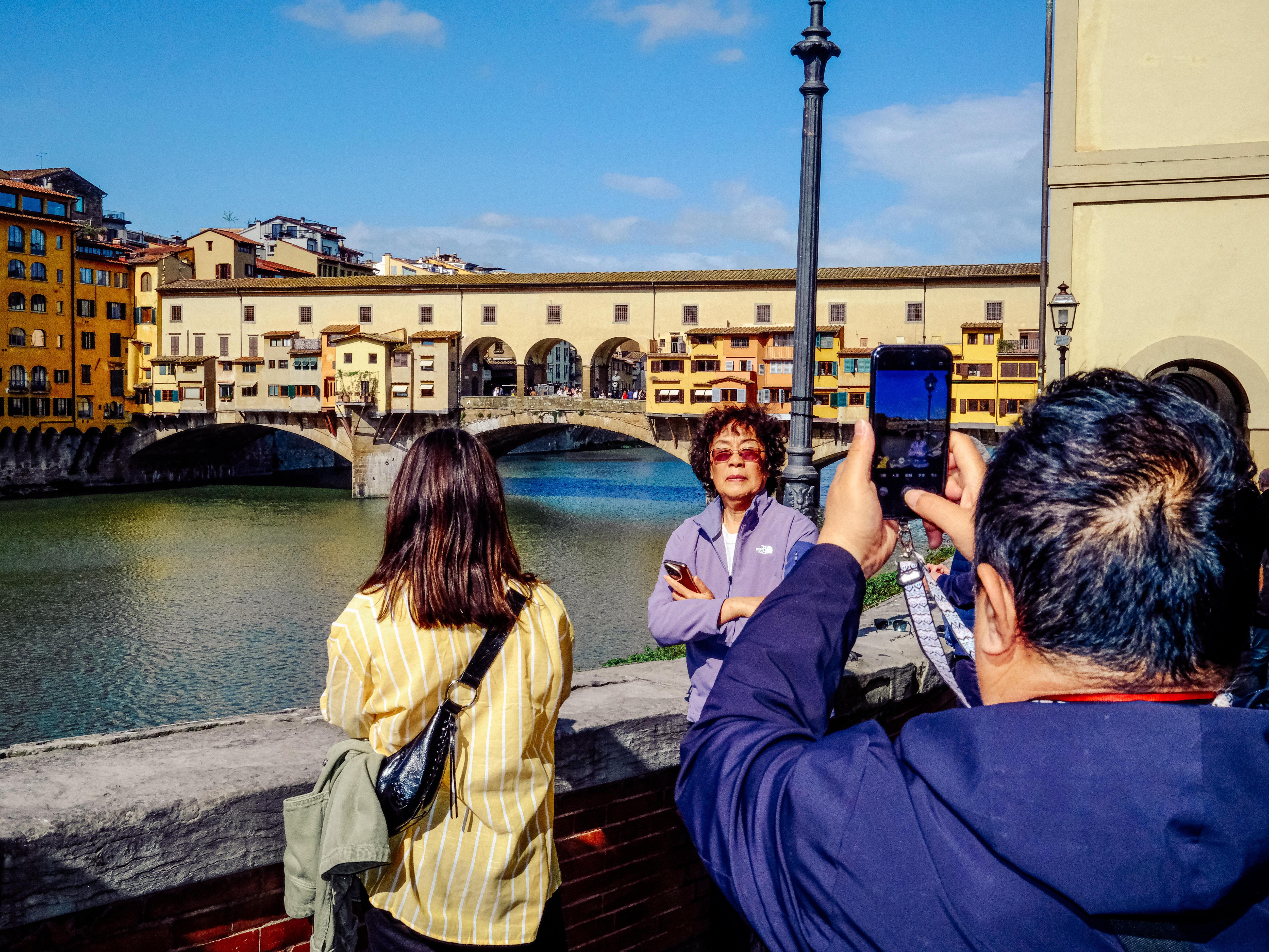 Symbolbild: Touristen vor der berühmten Brücke "Ponte Vecchio" in Florenz. 