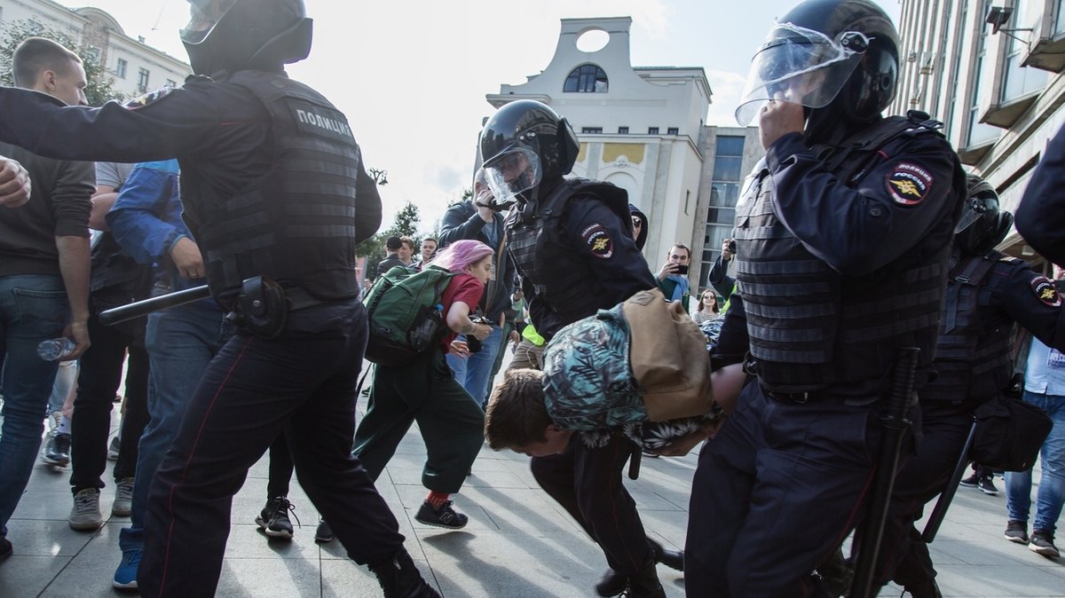 Anfang August 2019 werden bei einer Demonstration im Zentrum Moskaus mehr als 300 Menschen von Polizisten festgenommen