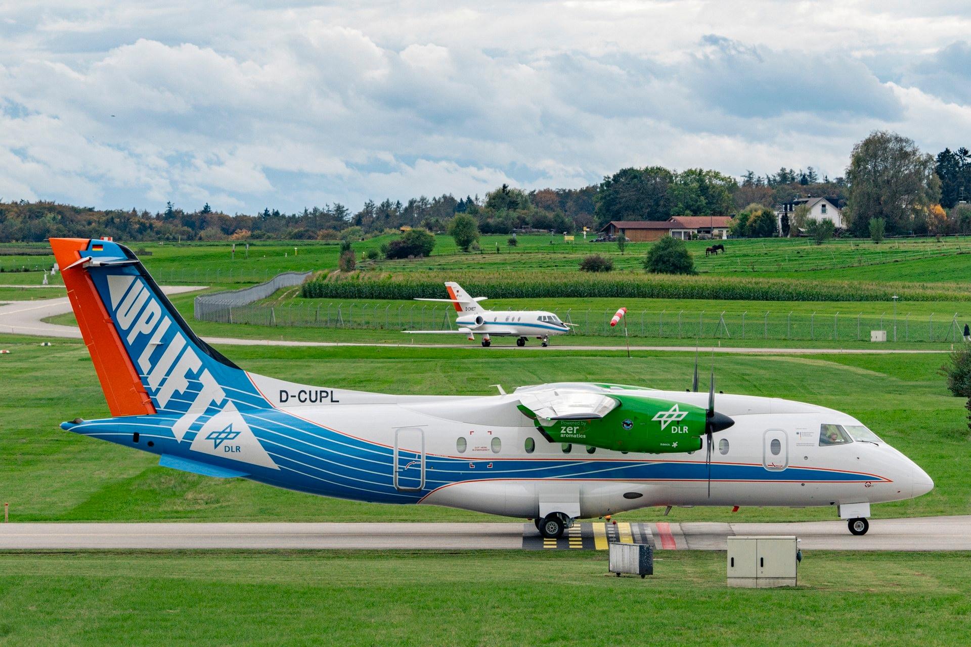 Im Oktober 2024 führen DLR und Deutsche Aircraft weltweit zum ersten Mal Messflüge durch, die die Emissionen eines Turboprop-Flugzeugs mit 100 Prozent synthetischem Kraftstoff untersuchen. Aromatenfreie Biokraftstoffe verringern den Ausstoß von Rußpartikeln und die Bildung von Eiskristallen in Kondensstreifen. 