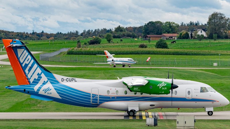Im Oktober 2024 führen DLR und Deutsche Aircraft weltweit zum ersten Mal Messflüge durch, die die Emissionen eines Turboprop-Flugzeugs mit 100 Prozent synthetischem Kraftstoff untersuchen. Aromatenfreie Biokraftstoffe verringern den Ausstoß von Rußpartikeln und die Bildung von Eiskristallen in Kondensstreifen. | Bild: DLR (CC BY-NC-ND 3.0) Im Oktober 2024 führen DLR und Deutsche Aircraft weltweit zum ersten Mal Messflüge durch, die die Emissionen eines Turboprop-Flugzeugs mit 100 Prozent synthetischem Kraftstoff untersuchen. Aromatenfreie Biokraftstoffe verringern den Ausstoß von Rußpartikeln und die Bildung von Eiskristallen in Kondensstreifen.