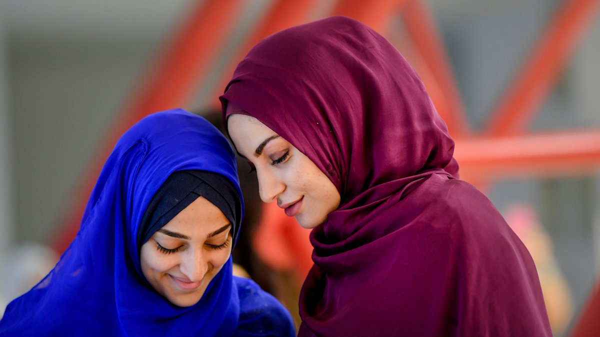 Symbolbild: Zwei muslimische Frauen warten auf das Fastenbrechen