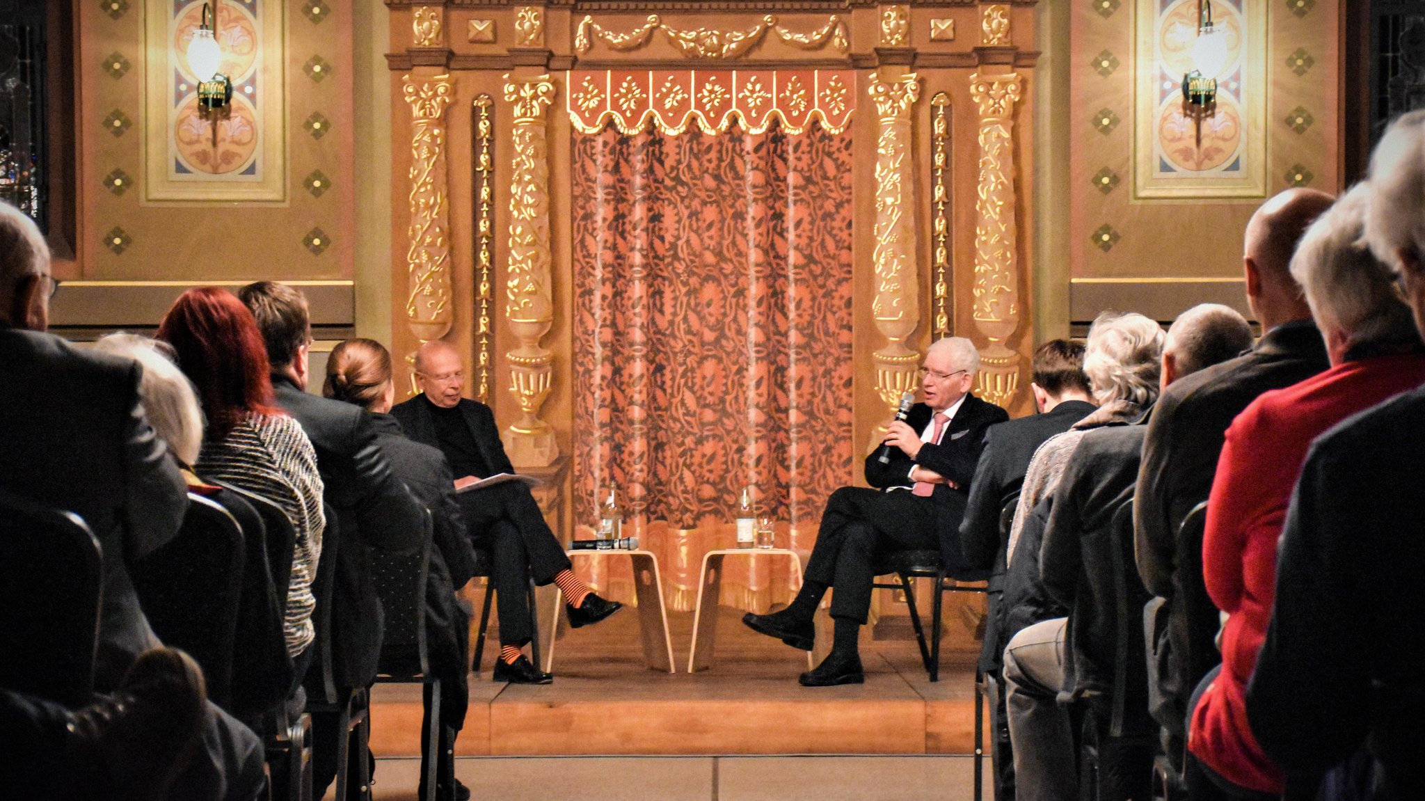 Rafael Seligmann und Josef Schuster sitzen bei den Ichenhausener Synagogengesprächen vor Publikum. | Bild: picture alliance / KNA | Christopher Beschnitt Rafael Seligmann und Josef Schuster sitzen bei den Ichenhausener Synagogengesprächen vor Publikum.
