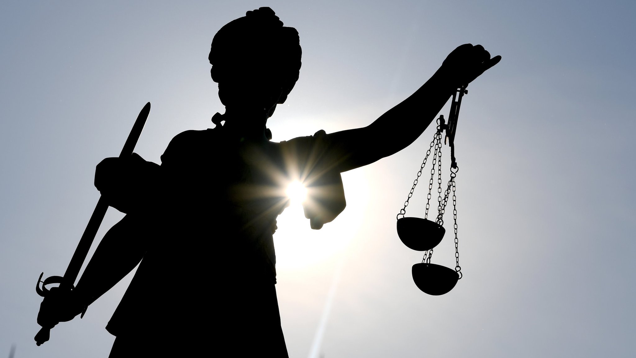 Eine Statue der Göttin Justitia im Gegenlicht (Archiv- und Symbolbild) | Bild: dpa-Bildfunk/Arne Dedert Eine Statue der Göttin Justitia im Gegenlicht (Archiv- und Symbolbild)