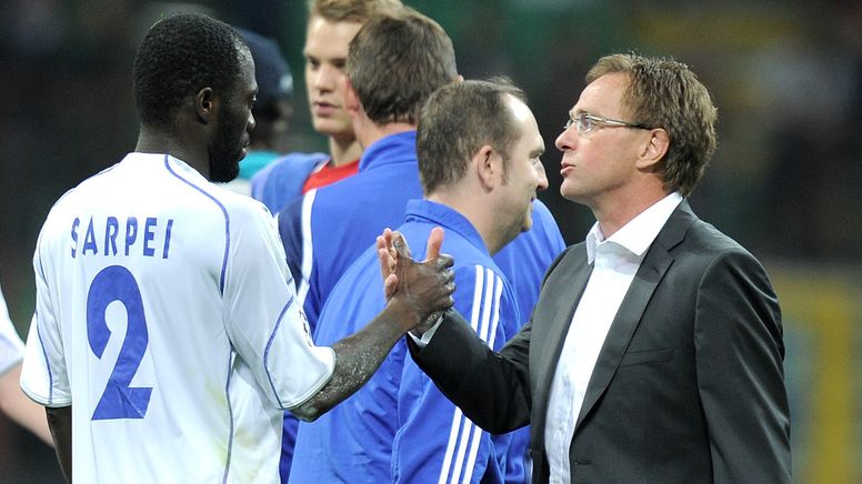 Arbeiteten bei Schalke 04 zusammen: Hans Sarpei (links) und Ralf Rangnick (rechts). | Bild:picture alliance / Pessefoto ULMER/Markus Ulmer