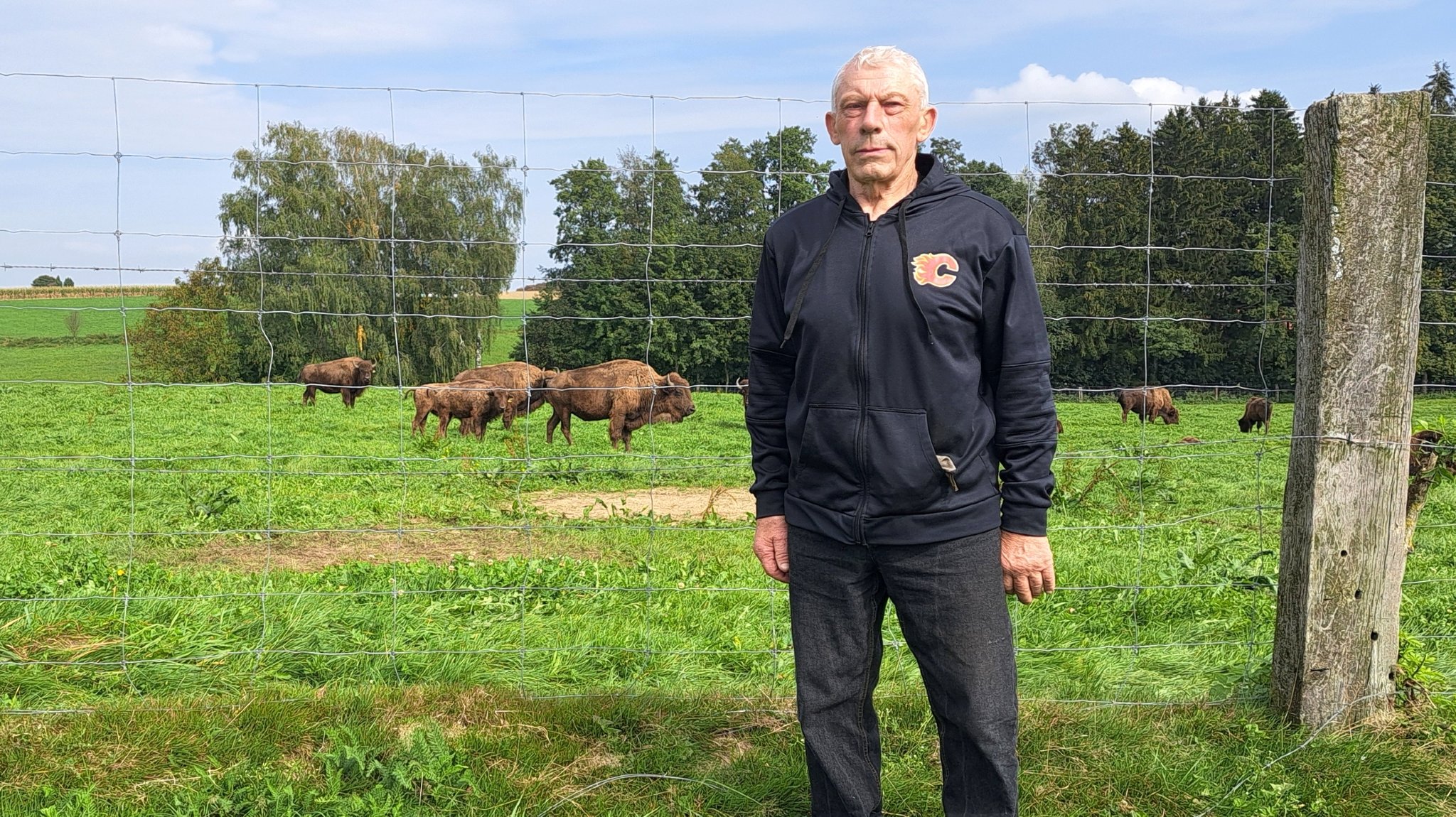 Josef Wiesheu wurde vom Staat enteignet, weil die Bahn sein Land als Ausgleichsfläche nutzen will - was rechtlich erlaubt ist. Doch für den Züchter der größten Bisonherde Deutschlands könnte das existenzbedrohend sein.