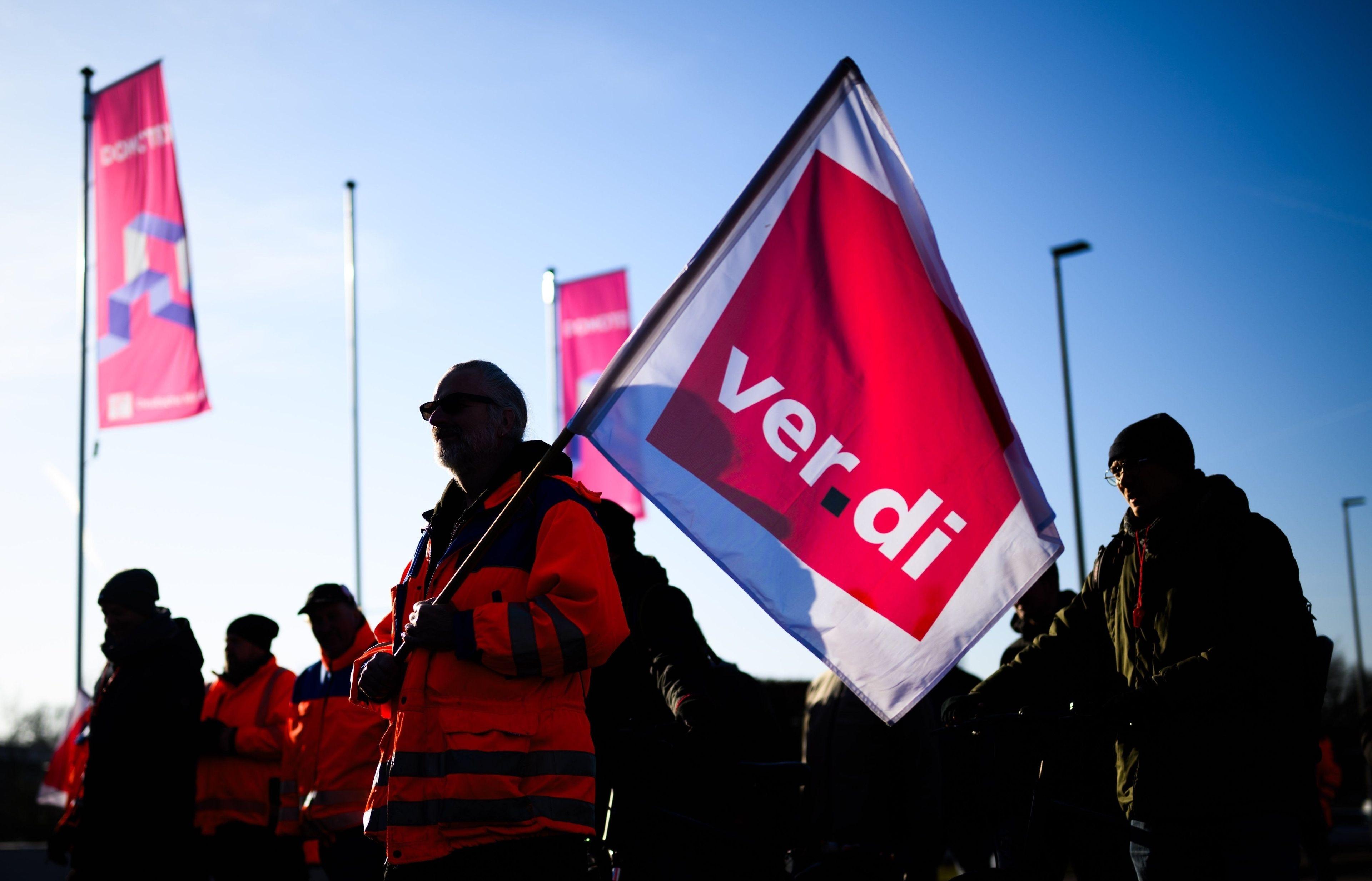 dpatopbilder - 20.01.2026, Niedersachsen, Hannover: Beschäftigte demonstrieren im Rahmen des bundesweiten Branchenstreiktags Straße. Grund sind Warnstreiks im Tarifkonflikt bei der Autobahn GmbH des Bundes und des öffentlichen Dienstes. Der Streik-Aufruf von Verdi gilt demnach bundesweit für rund 14.000 Beschäftigte der Autobahn GmbH sowie mehrere Tausend Beschäftigte der Landesstraßenbauverwaltungen. Foto: Julian Stratenschulte/dpa +++ dpa-Bildfunk +++