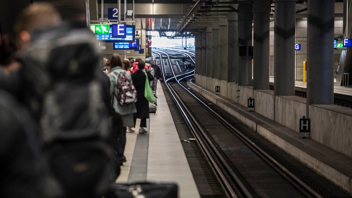Archivbild vom 8.10.22: Reisende stehen auf den Bahnsteigen im Hauptbahnhof Berlin, nachdem der Fernverkehr in Norddeutschland zum Erliegen gekommen ist. 