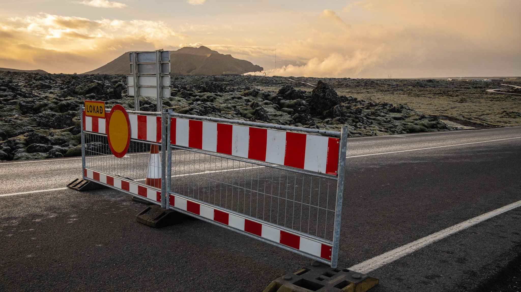 Absperrung auf einer Straße - im Hintergrund ein Berg