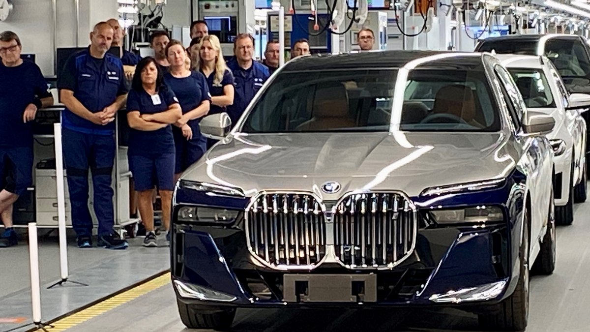 Der erste elektrische i7 in einer BMW-Produktionshalle in Dingolfing