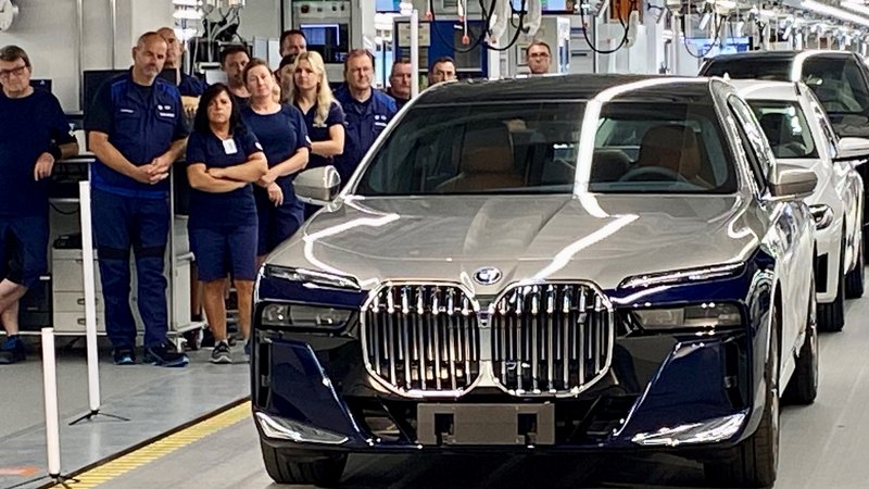 Der erste elektrische i7 in einer BMW-Produktionshalle in Dingolfing