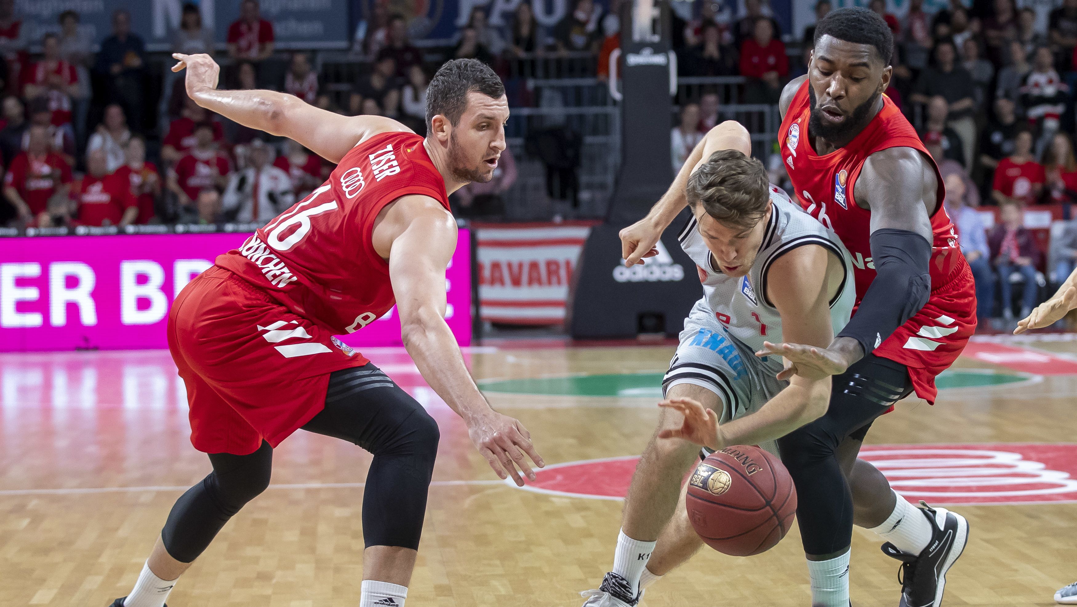 Bayern Basketballer Gedenken Bryant Und Holen Den Nachsten Sieg Br24