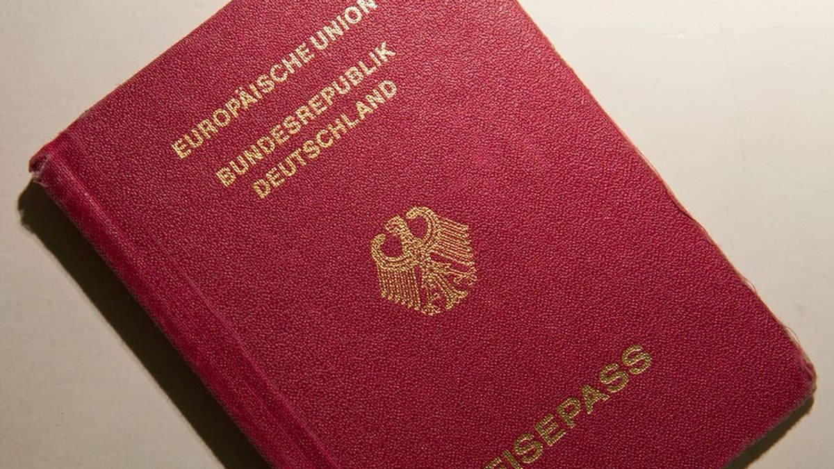 Für Fernreisen und Reisen nach Großbritannien benötigen Urlauber einen Reisepass. 