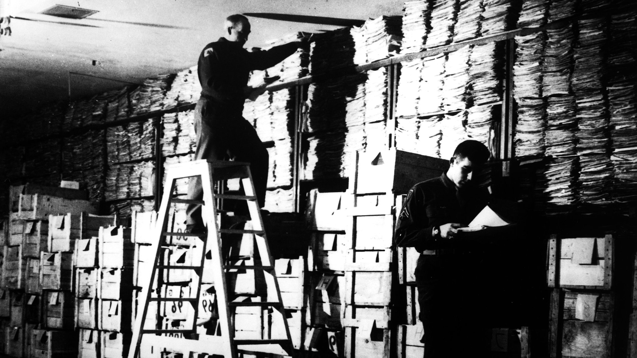 Mitarbeiter der amerikanischen Militärregierung beim Sichten und Ordnen von Akten im Document Center in Berlin, Foto 1946/47 | Bild: picture-alliance / akg-images | akg-images Mitarbeiter der amerikanischen Militärregierung beim Sichten und Ordnen von Akten im Document Center in Berlin, Foto 1946/47