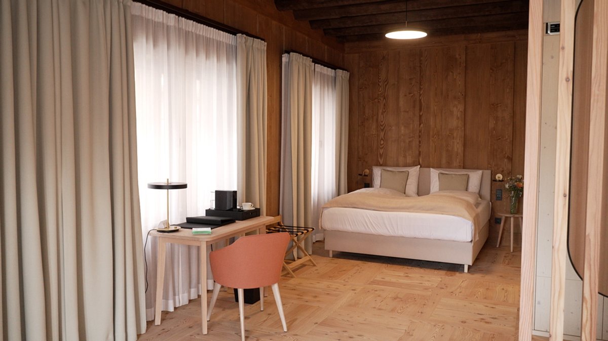 Historisch, gediegen teuer: Blick in eines der Hotelzimmer