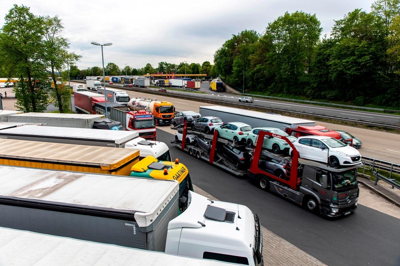 Über die Lkw-Parkplatznot auf deutschen Autobahnen