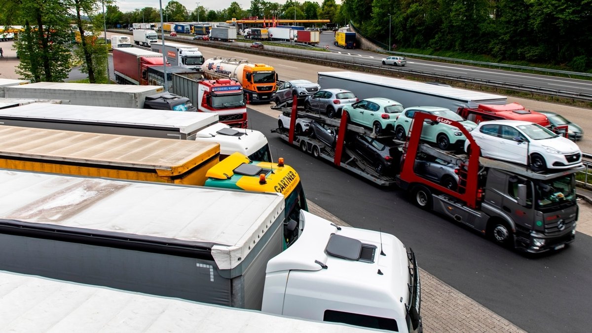 Gefährliche Lkw-Parkplatznot an deutschen Autobahnen