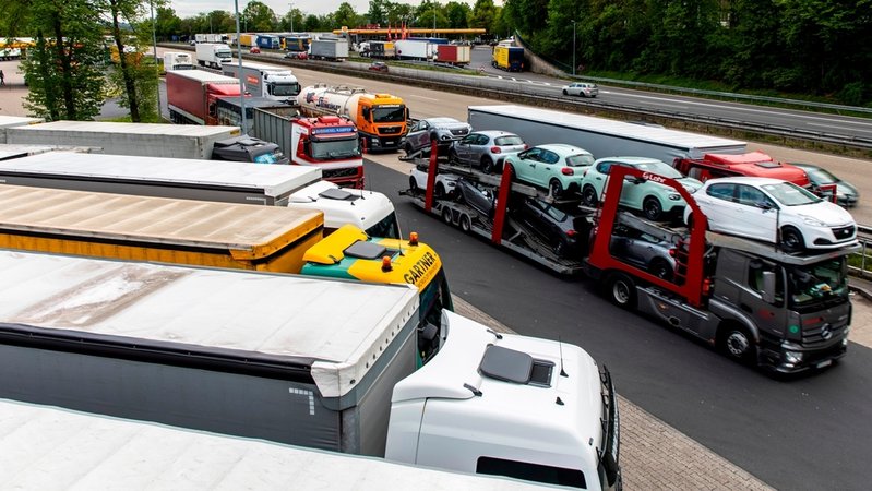 Über die Lkw-Parkplatznot auf deutschen Autobahnen | Bild: mauritius images / Jochen Tack / Alamy / Alamy Stock Photos Über die Lkw-Parkplatznot auf deutschen Autobahnen