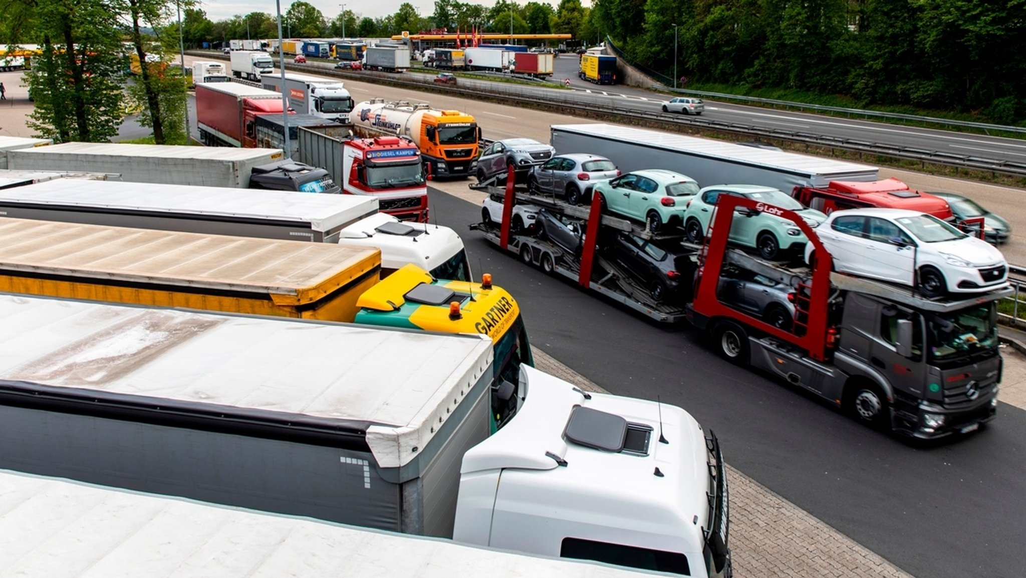 Gefährliche Lkw-Parkplatznot an deutschen Autobahnen
