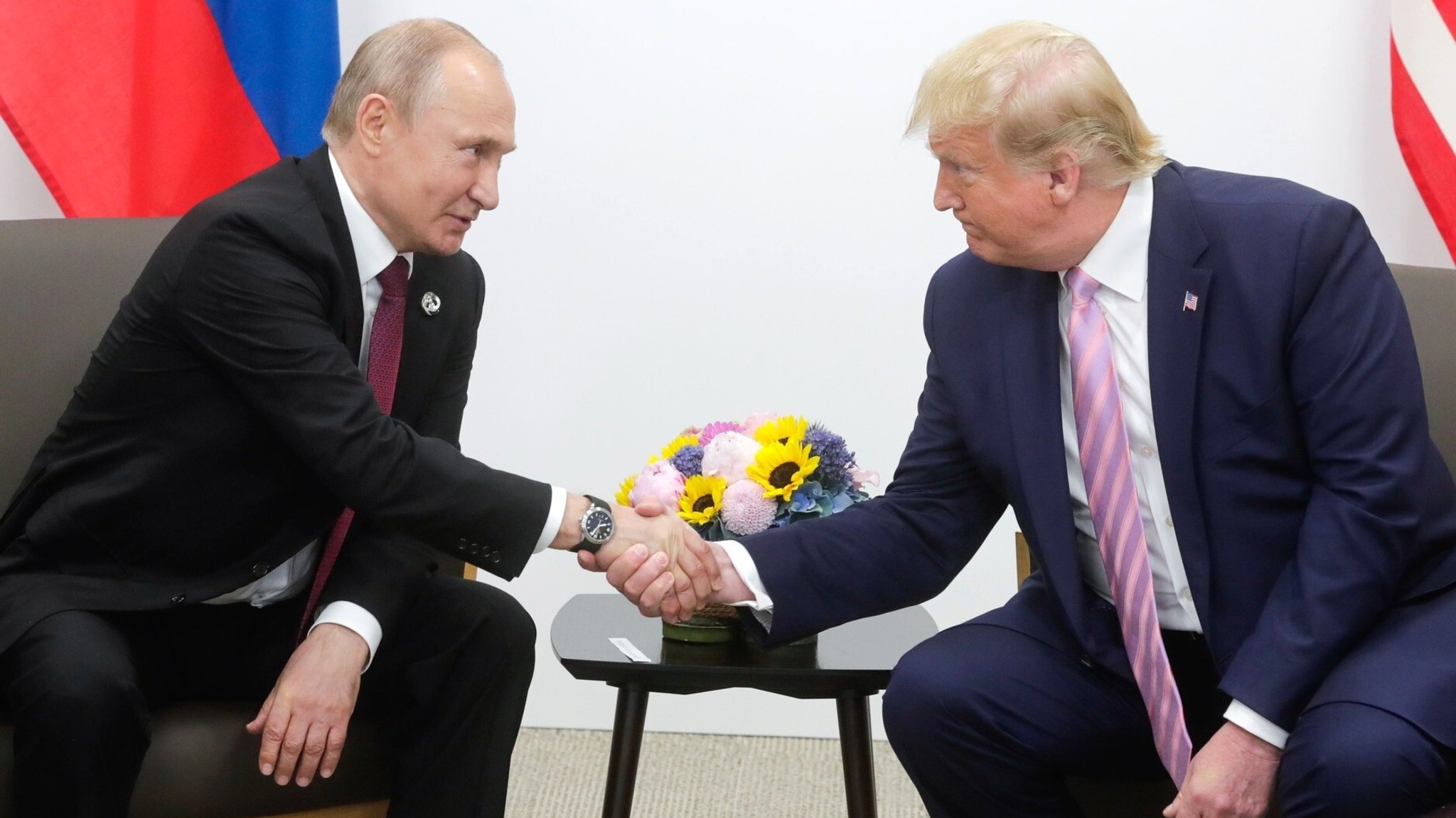 Wladimir Putin (l.) und Donald Trump (r.) bei einem Treffen im japanischen Osaka im Juni 2019