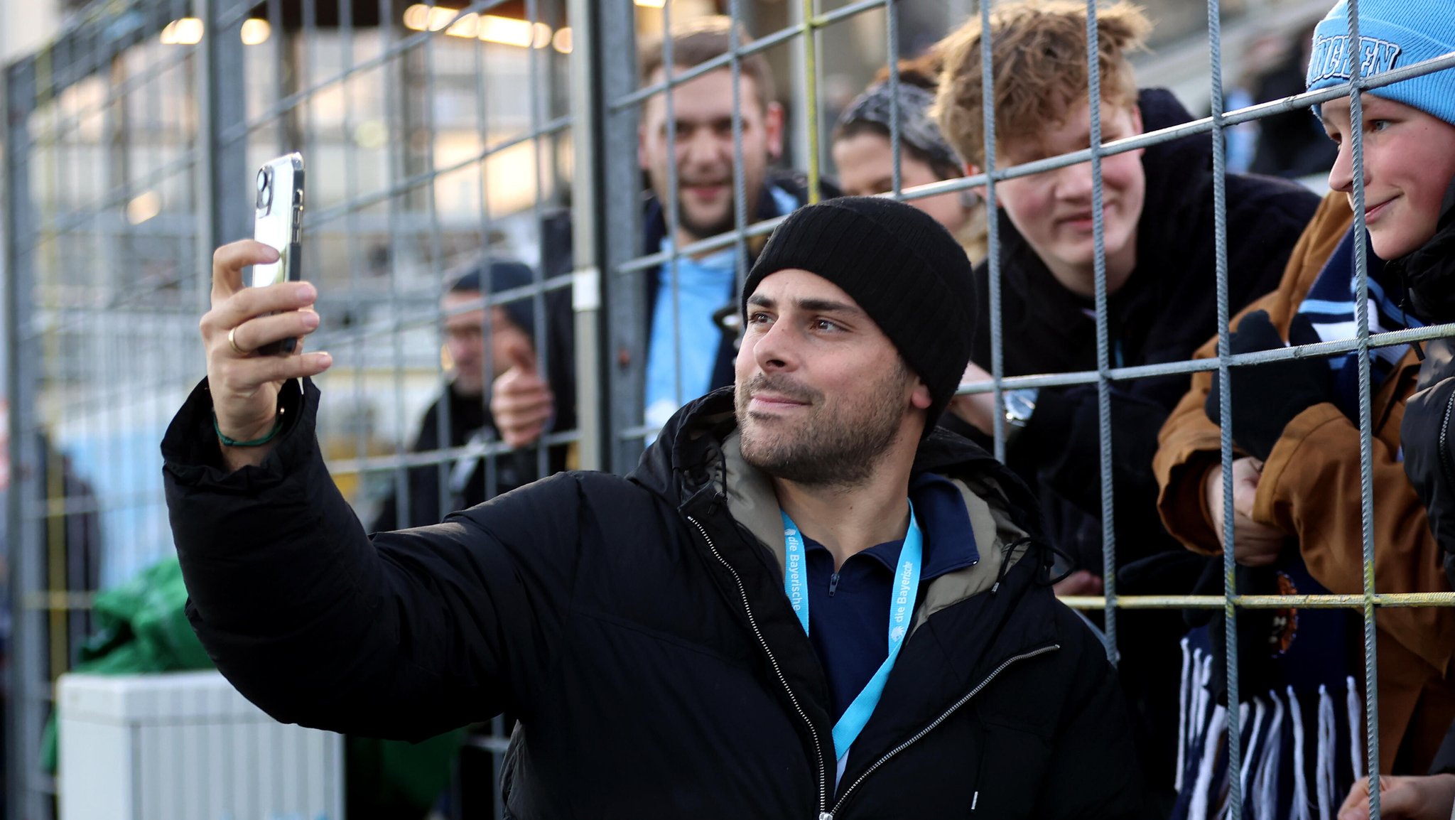 Kevin Volland macht Selfies mit Fans