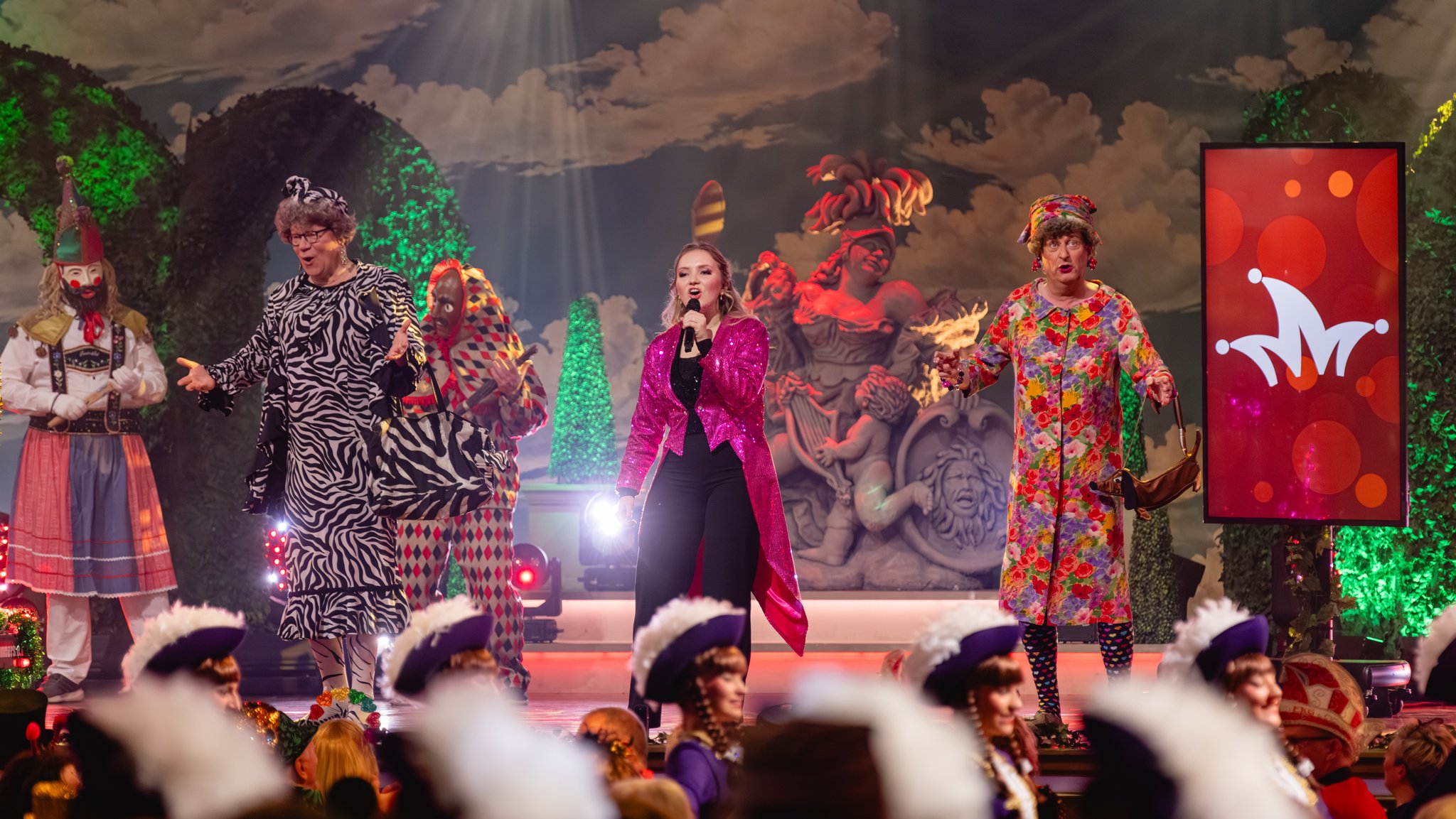 Laura Rahm singt mit Waltraud und Mariechen "Es lebe uns're Fasenacht" (Generalprobe) | Bild: Leah Ruprecht Laura Rahm singt mit Waltraud und Mariechen "Es lebe uns're Fasenacht" (Generalprobe)