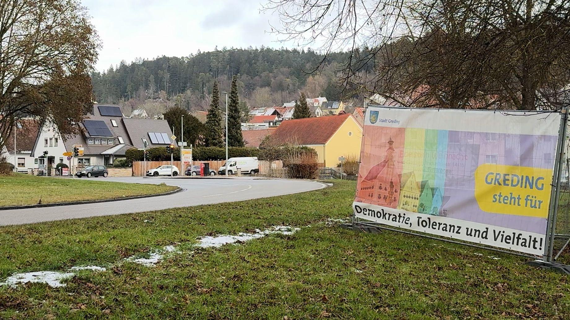 Ein großes Banner steht am Ortseingang von Greding