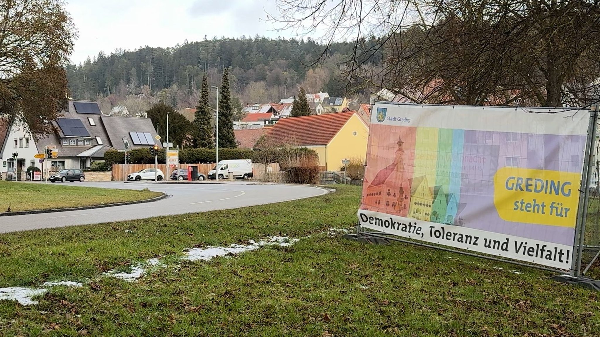 Ein großes Banner steht am Ortseingang von Greding | Bild: BR/ Ulrike Lefherz Ein großes Banner steht am Ortseingang von Greding