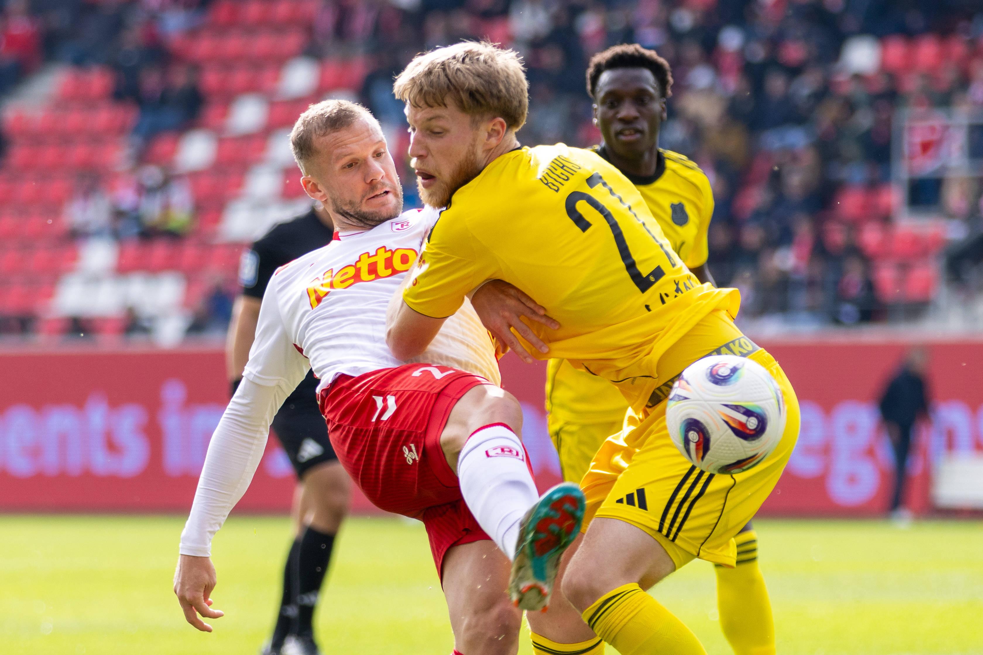 Spielszene SSV Jahn Regensburg - 1. FC Saarbrücken