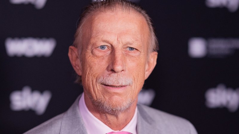 ARCHIV - 24.10.2023, Nordrhein-Westfalen, Köln: Fußball: Premiere des Dokumentarfilms «Daum - Triumphe & Skandale» in der Residenz: Christoph Daum steht auf dem Roten Teppich. | Bild: dpa-Bildfunk/Rolf Vennenbernd ARCHIV - 24.10.2023, Nordrhein-Westfalen, Köln: Fußball: Premiere des Dokumentarfilms «Daum - Triumphe & Skandale» in der Residenz: Christoph Daum steht auf dem Roten Teppich.