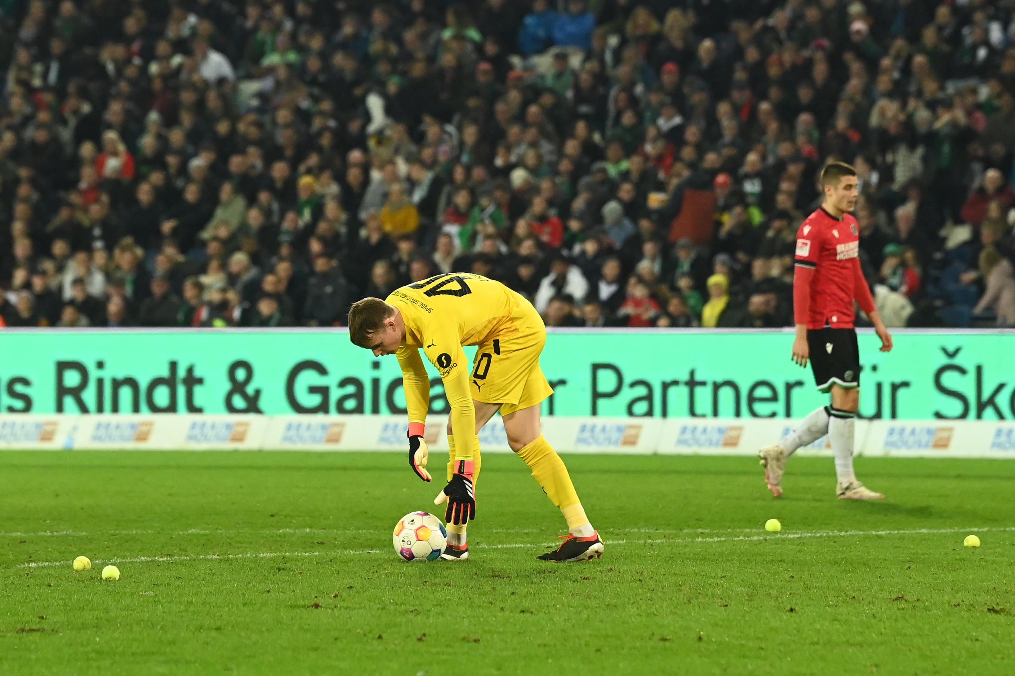Tennisbälle auf dem Platz beim Spiel SpVgg Greuther Fürth - Hannover 96