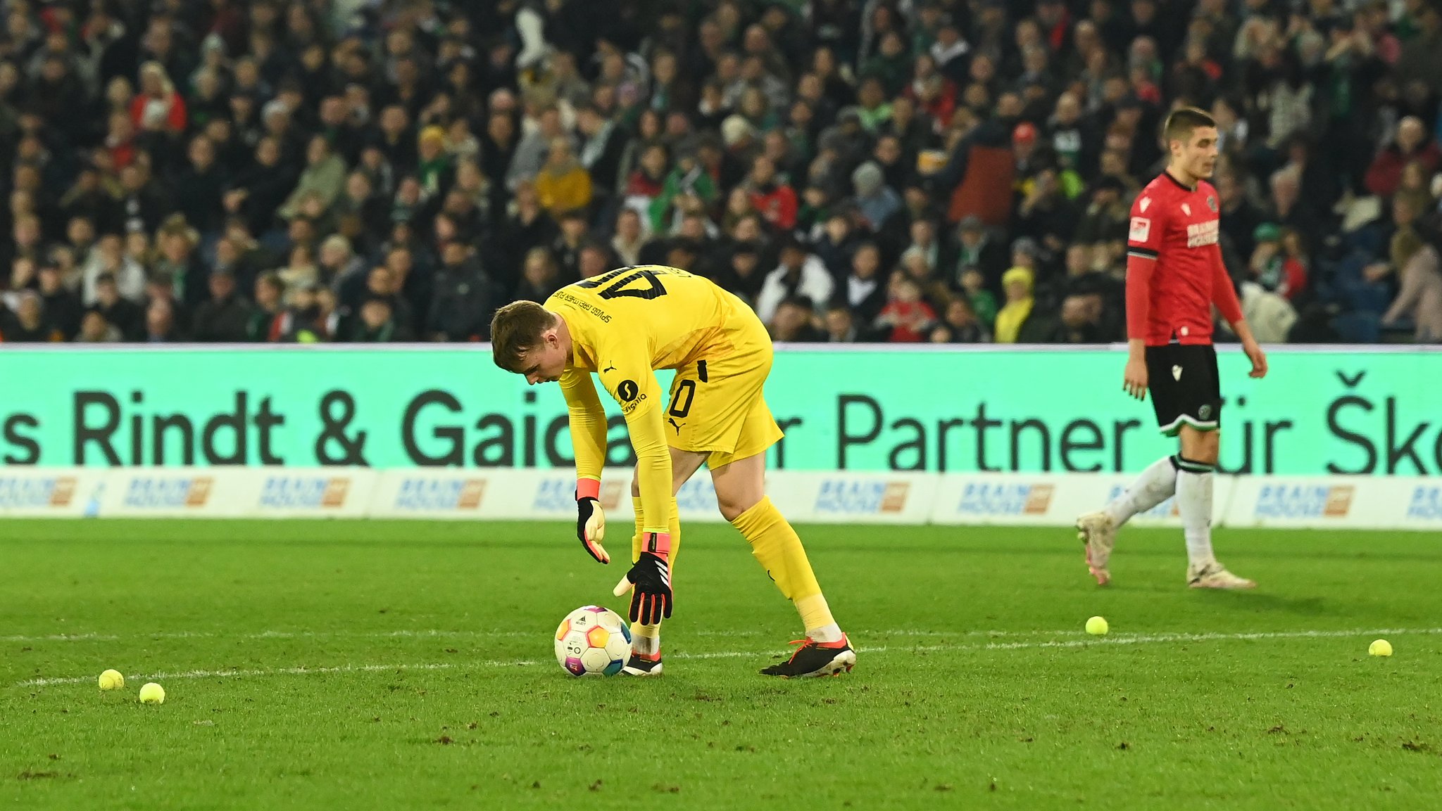 Tennisbälle auf dem Platz beim Spiel SpVgg Greuther Fürth - Hannover 96