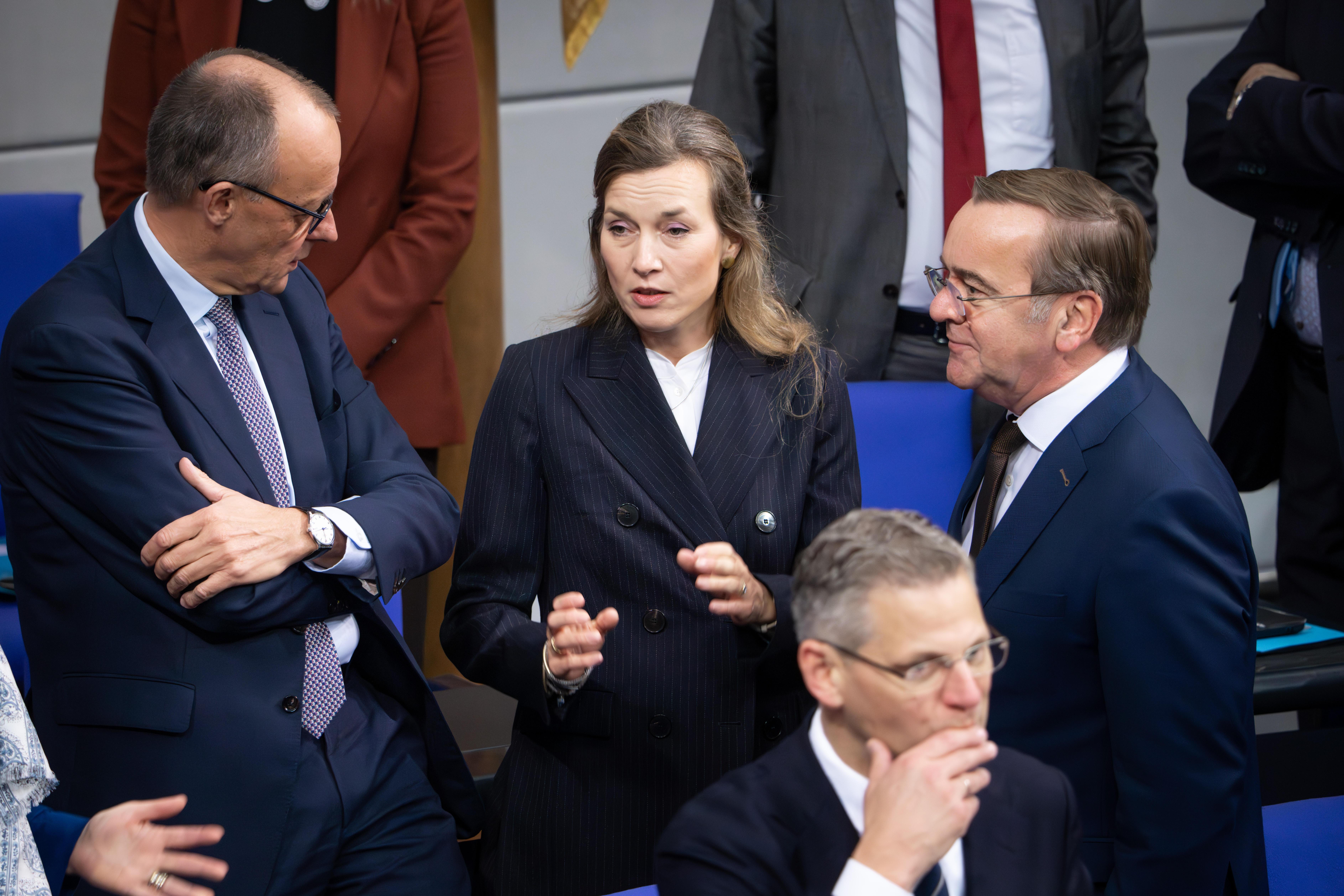 Bundeskanzler Friedrich Merz (CDU) im Gespraech mit Siemtje Moeller (SPD) und Boris Pistorius, BundesministerÂ der Verteidigung im Vorfeld der 34. Sitzung des Deutschen Bundestag in Berlin, 16.10.2025