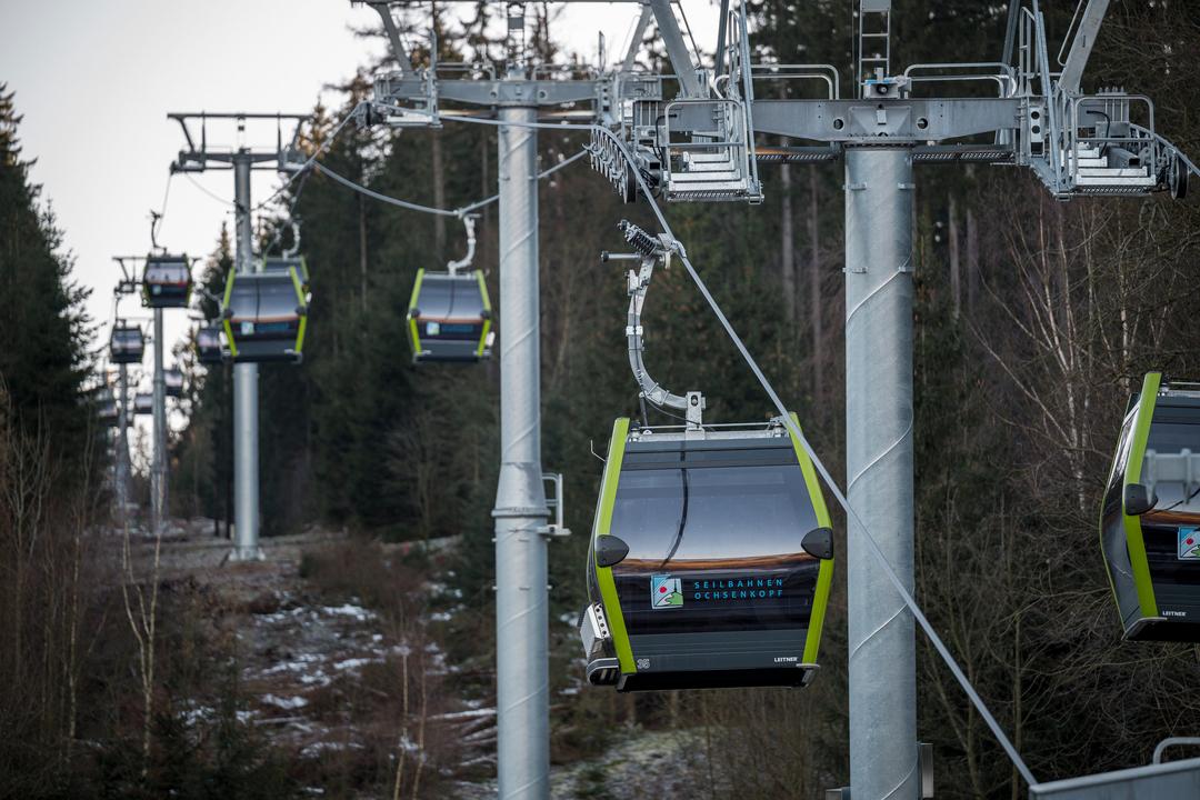 Die Kabinenumlaufbahn fährt von der Talstation Nord zur Bergstation des Ochsenkopfs.