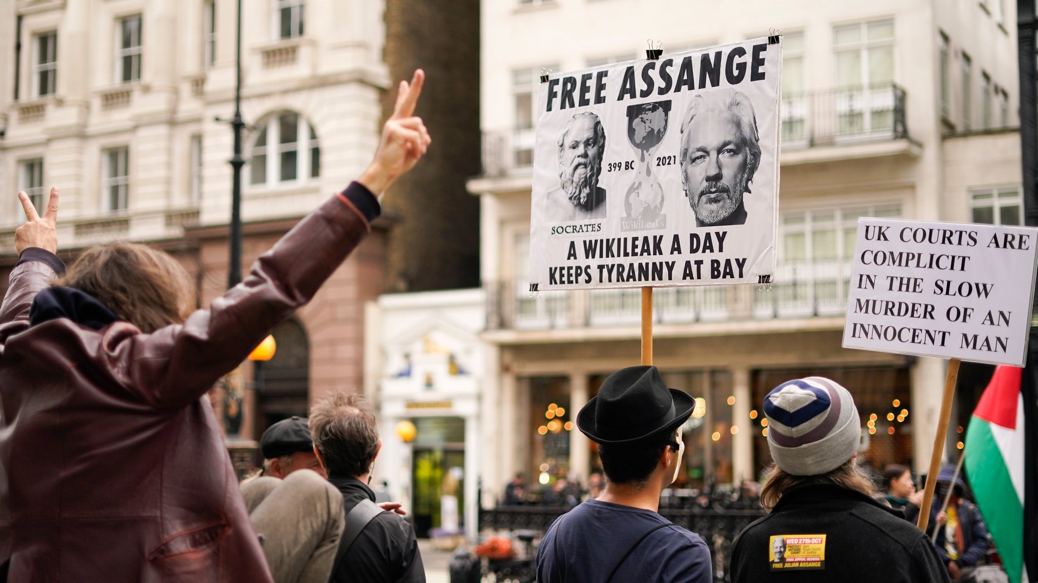 Unterstützer von Wikileaks-Gründer Assange bei einer Demo am 23.10.21 in London