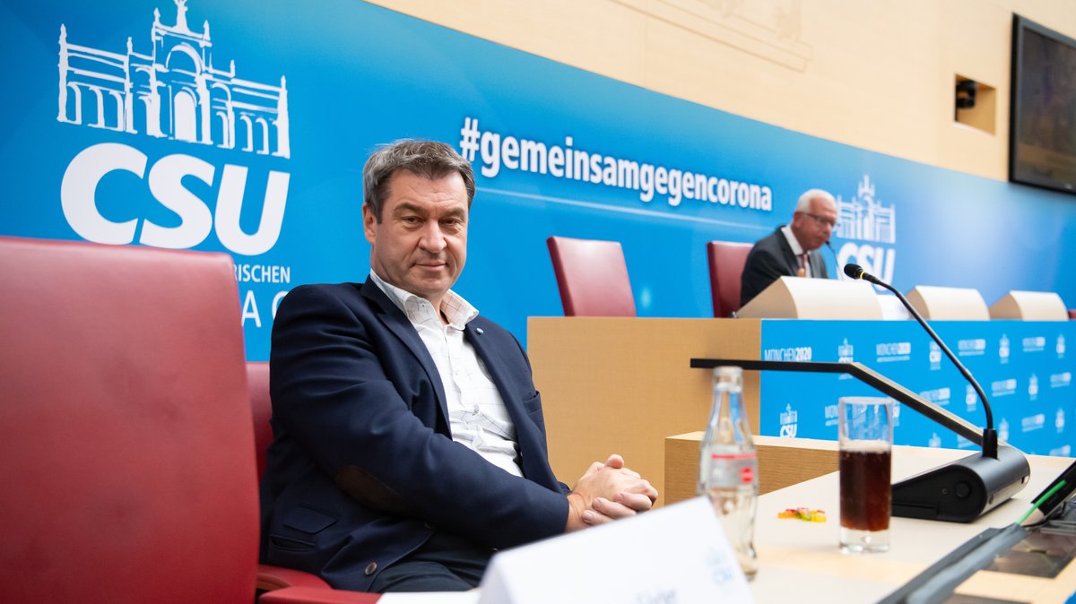 CSU-Chef und Ministerpräsident Söder (l.) und CSU-Fraktionschef Kreuzer (r. hinten) bei der Herbstklausur der Fraktion am 14.09.20.