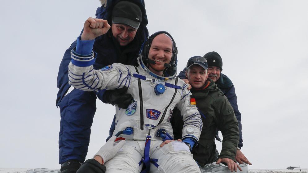 Alexander Gerst nach Rückkehr von der ISS | Bild: REUTERS/Shamil Zhumatov Alexander Gerst nach Rückkehr von der ISS