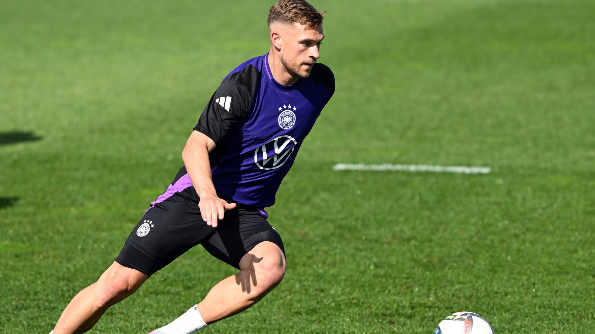 30.05.2025, Bayern, Herzogenaurach: Fußball: Nationalmannschaft, vor dem Final Four der Nations League,  ffentliches Training im Adi-Dassler-Stadion, Joshua Kimmich in Aktion. (zu dpa: «Kimmich jagt den Matthäus-Rekord: «Schon eine Hausnummer»») Foto: Federico Gambarini/dpa +++ dpa-Bildfunk +++