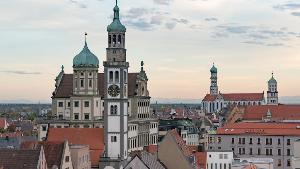 Augsburger Skyline am Tag. Von links: das Rathaus, die Afra-Kirche, St. Ulrich und St. Moritzkirche. Im Vordergrund der Perlachturm.