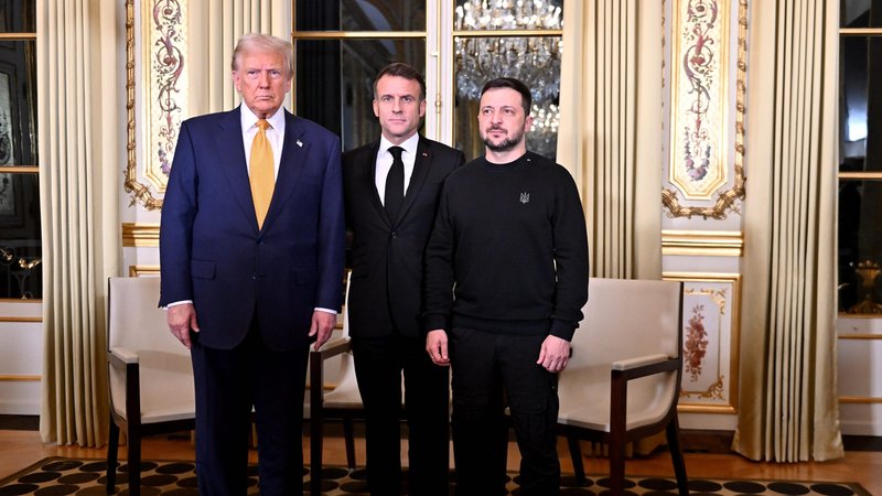Frankreichs Präsident Macron hat den designierten US-Präsidenten Trump und den ukrainischen Staatschef Selenskyj im Elysée-Palast empfangen. | Bild: picture alliance/dpa/MAXPPP | - Frankreichs Präsident Macron hat den designierten US-Präsidenten Trump und den ukrainischen Staatschef Selenskyj im Elysée-Palast empfangen.