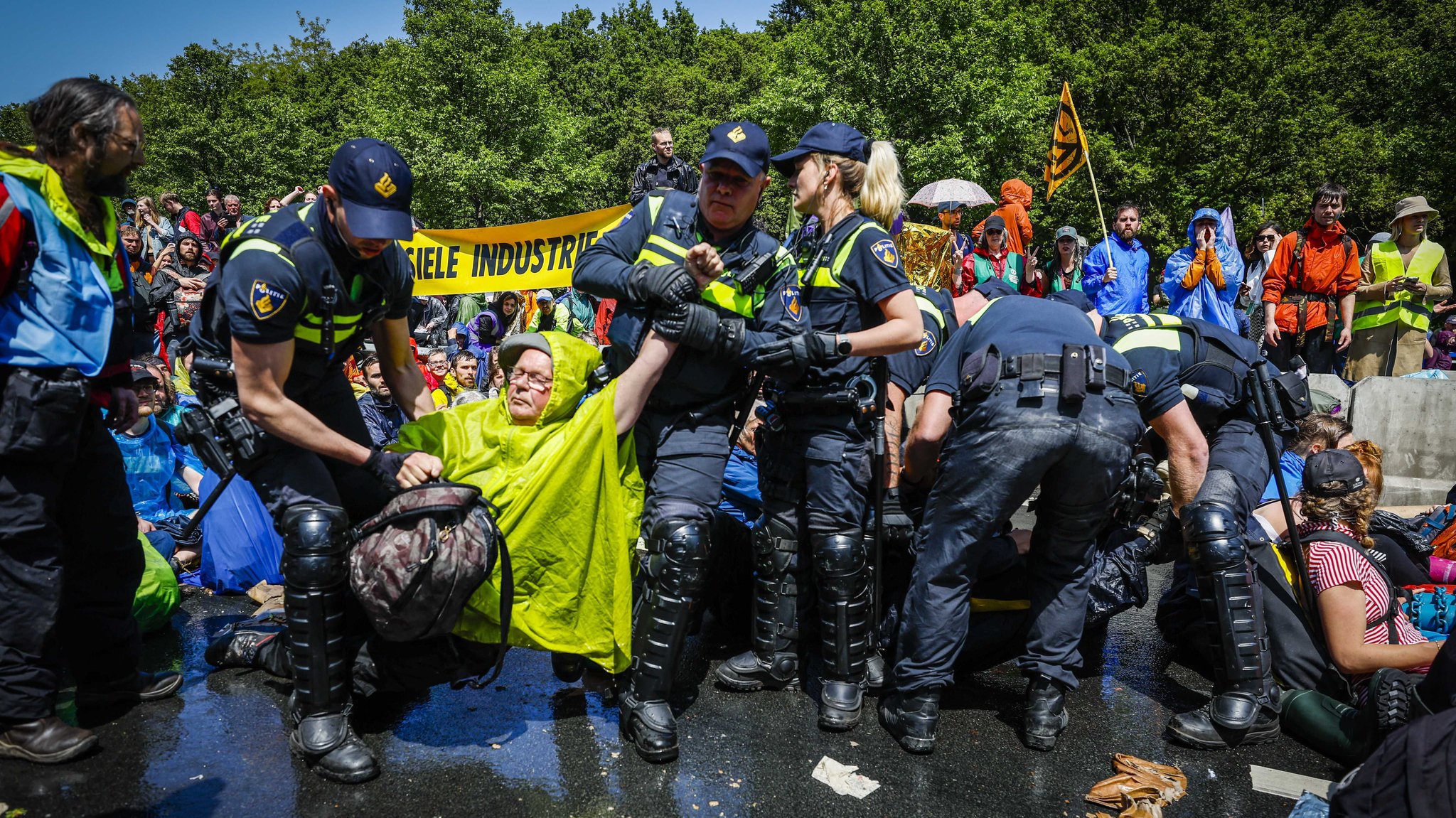 Die Polizei entfernt blockierende Aktivisten von Extinction Rebellion auf der A12 in Den Haag.