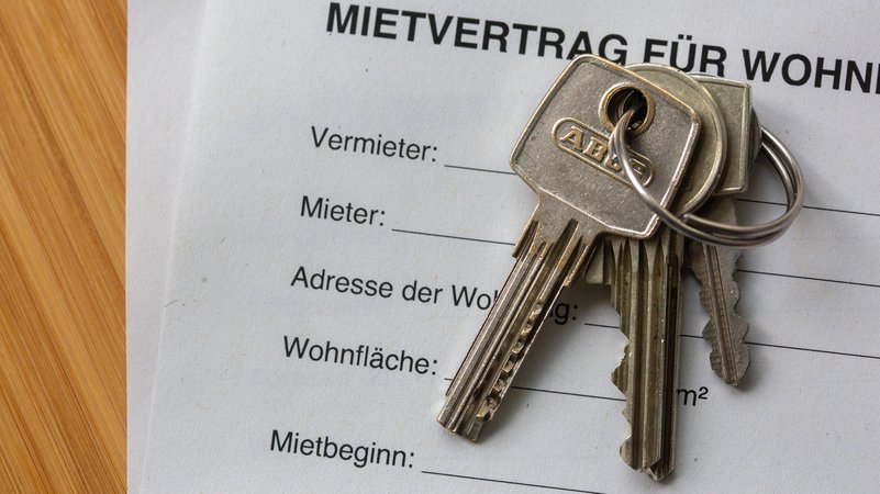 Schlüssel auf einem leeren Mietvertrag | Bild: picture alliance/dpa | Fernando Gutierrez-Juarez Schlüssel auf einem leeren Mietvertrag