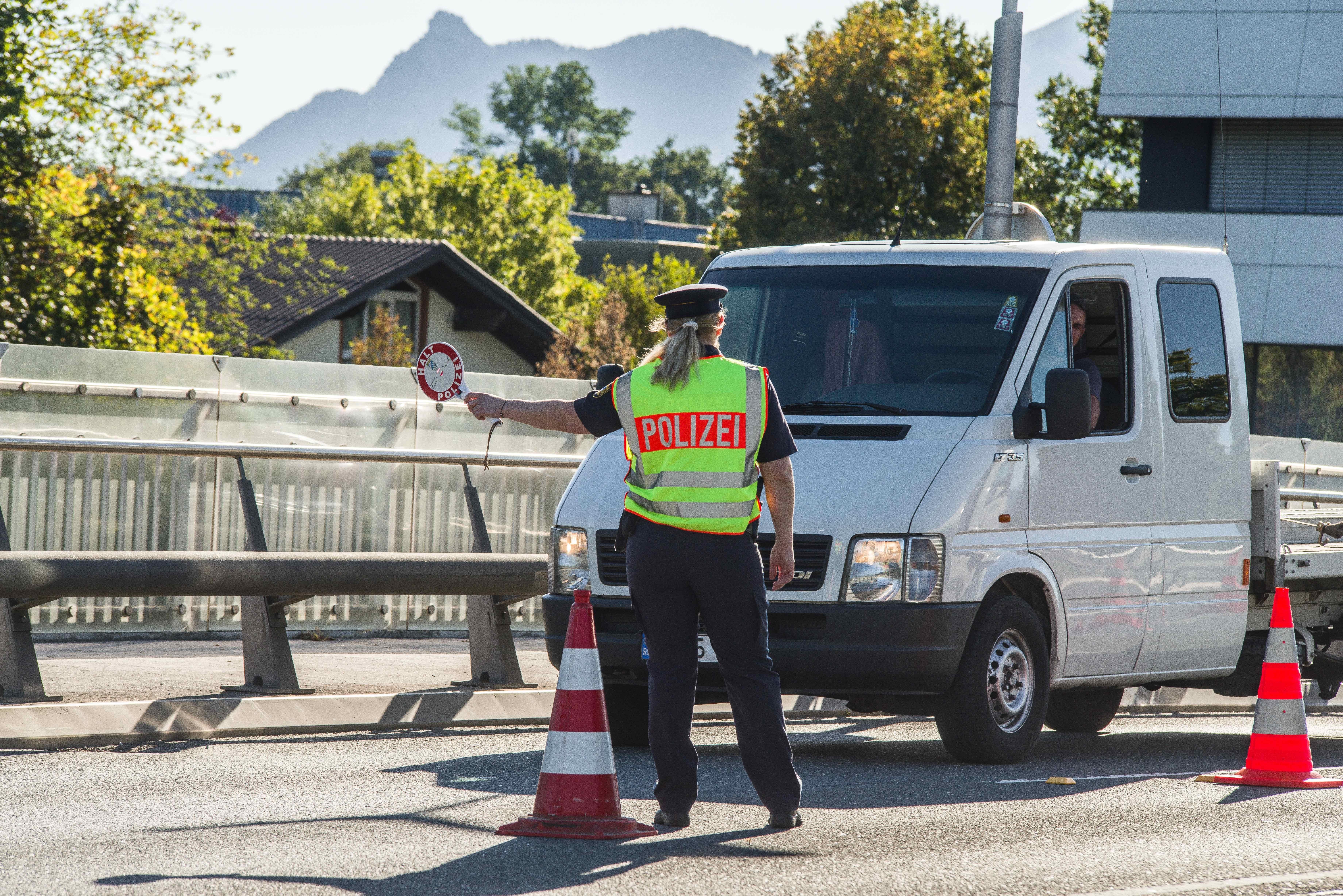 Umstrittene Grenzkontrollen Nun An Allen Bayerischen Grenzen | BR24