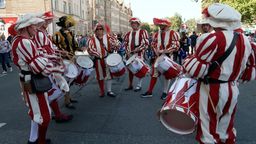 Die Michaelis Kirchweih in Fürth ist ein beliebtes Volksfest in Franken. Einer der Höhepunkte ist der farbenprächtige Erntedankumzug.  | Bild:BR
