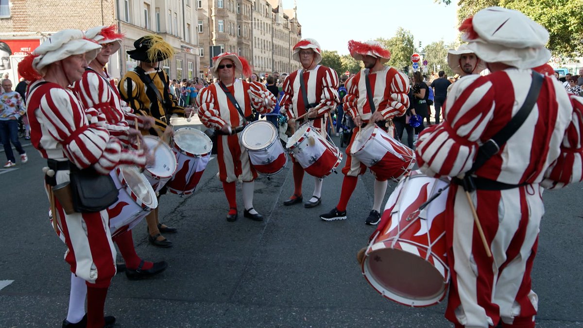 Die Michaelis Kirchweih in Fürth ist ein beliebtes Volksfest in Franken. Einer der Höhepunkte ist der farbenprächtige Erntedankumzug. 