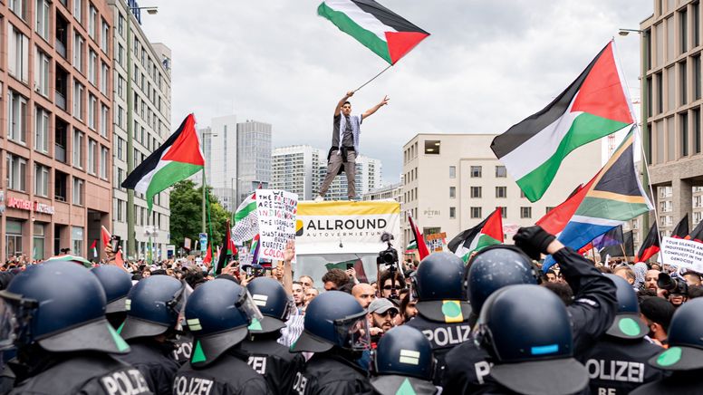 Tausende Menschen nehmen an der Propalästinensische Demonstration "Palestine will be free" in Berlin teil. | Bild:dpa-Bildfunk/Fabian Sommer