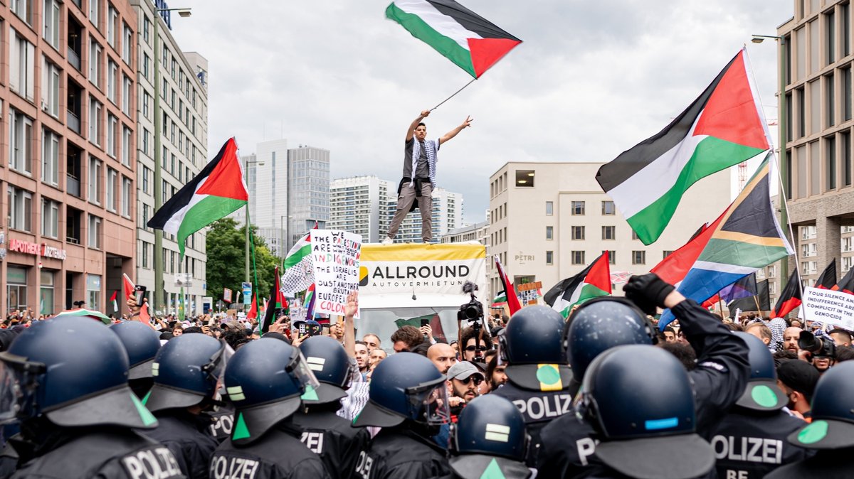 Tausende Menschen nehmen an der Propalästinensische Demonstration "Palestine will be free" in Berlin teil.