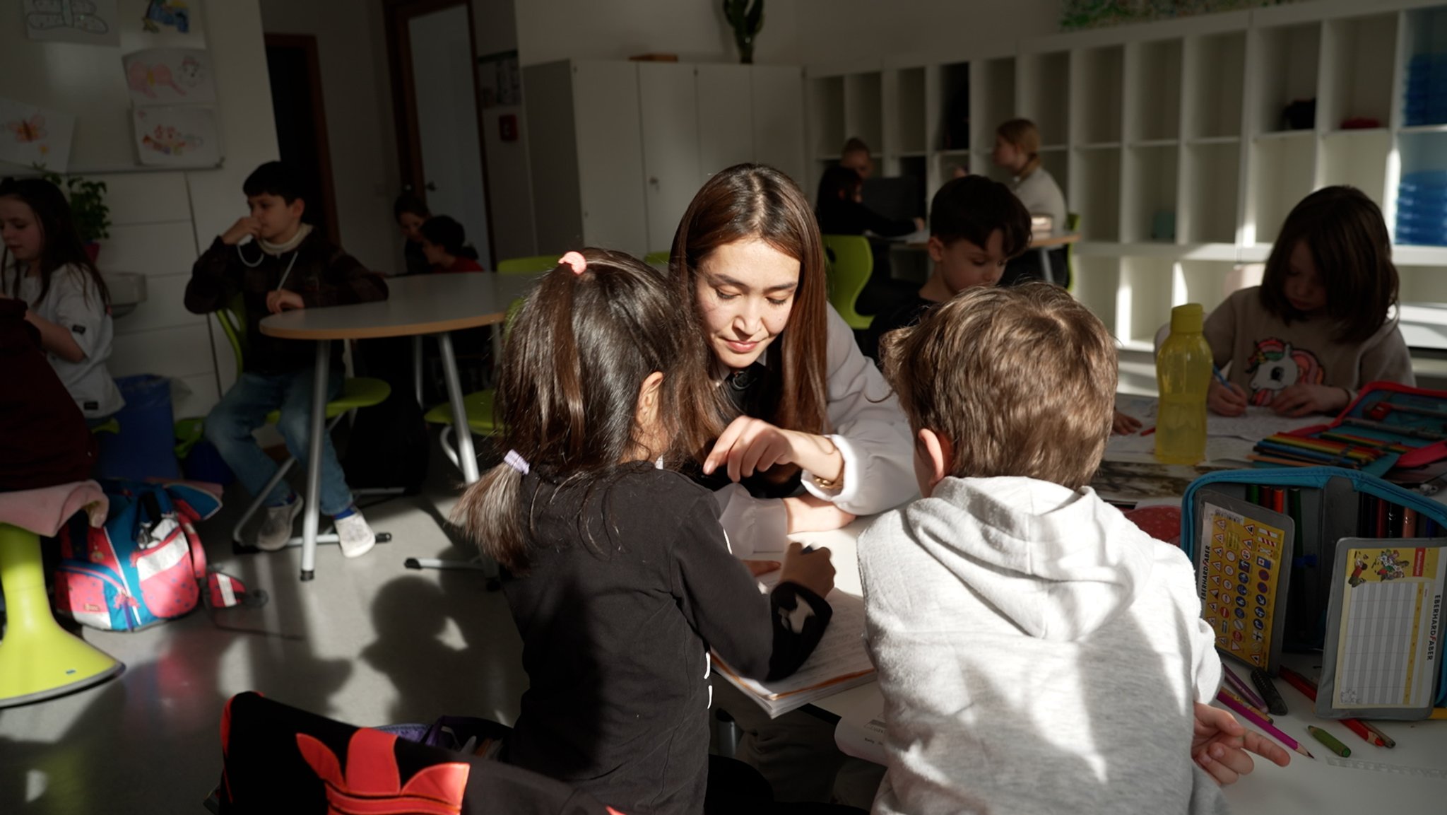 Die Pädagogin Gulnur Bakhriddinova in der AWO-Kinderkrippe in Mitterfels. 