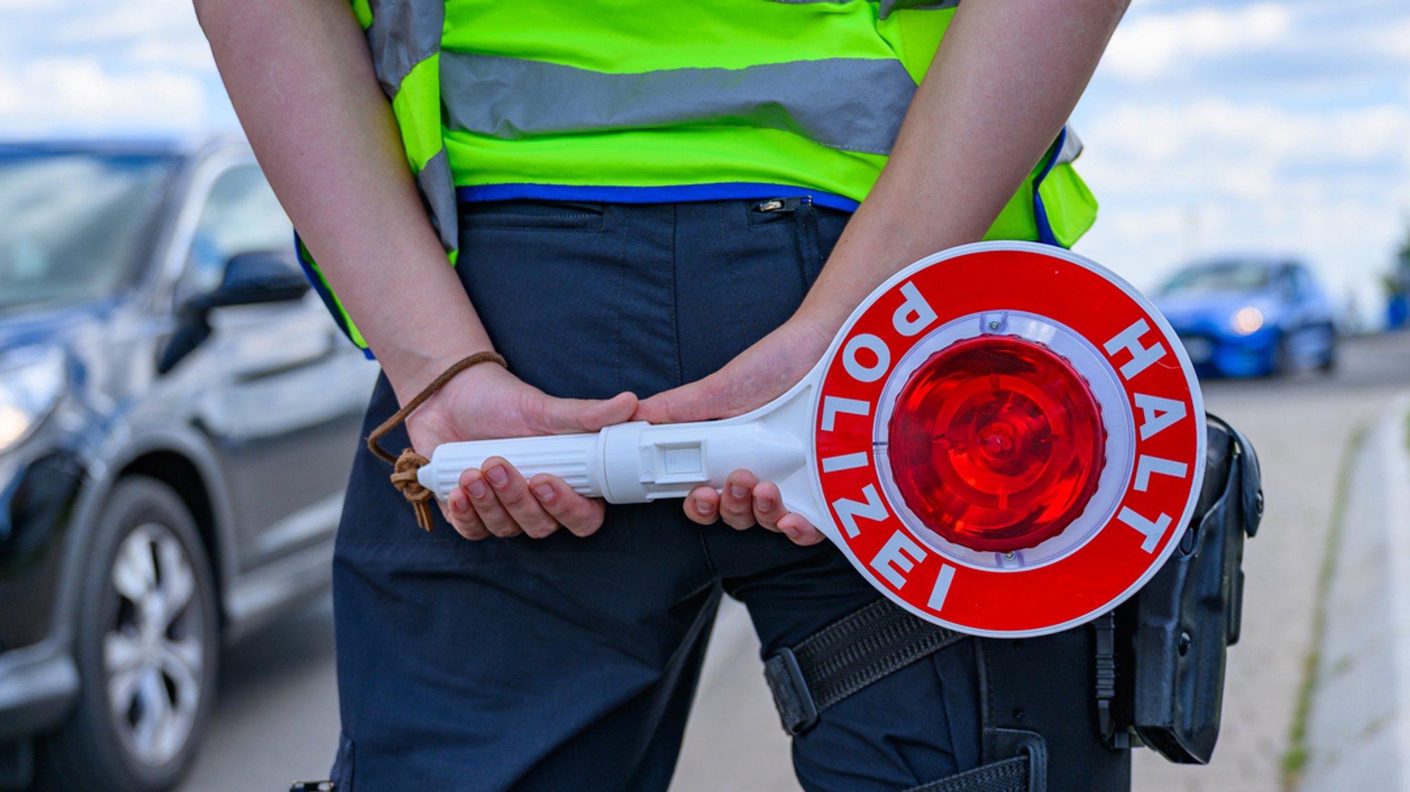 Archivbild: - 03.06.2025, Frankfurt (Oder): Eine Beamtin der Bundespolizei steht an der Einreisekontrolle am deutsch-polnischen Grenzübergang. | Bild: dpa-Bildfunk/Patrick Pleul Archivbild: - 03.06.2025, Frankfurt (Oder): Eine Beamtin der Bundespolizei steht an der Einreisekontrolle am deutsch-polnischen Grenzübergang.