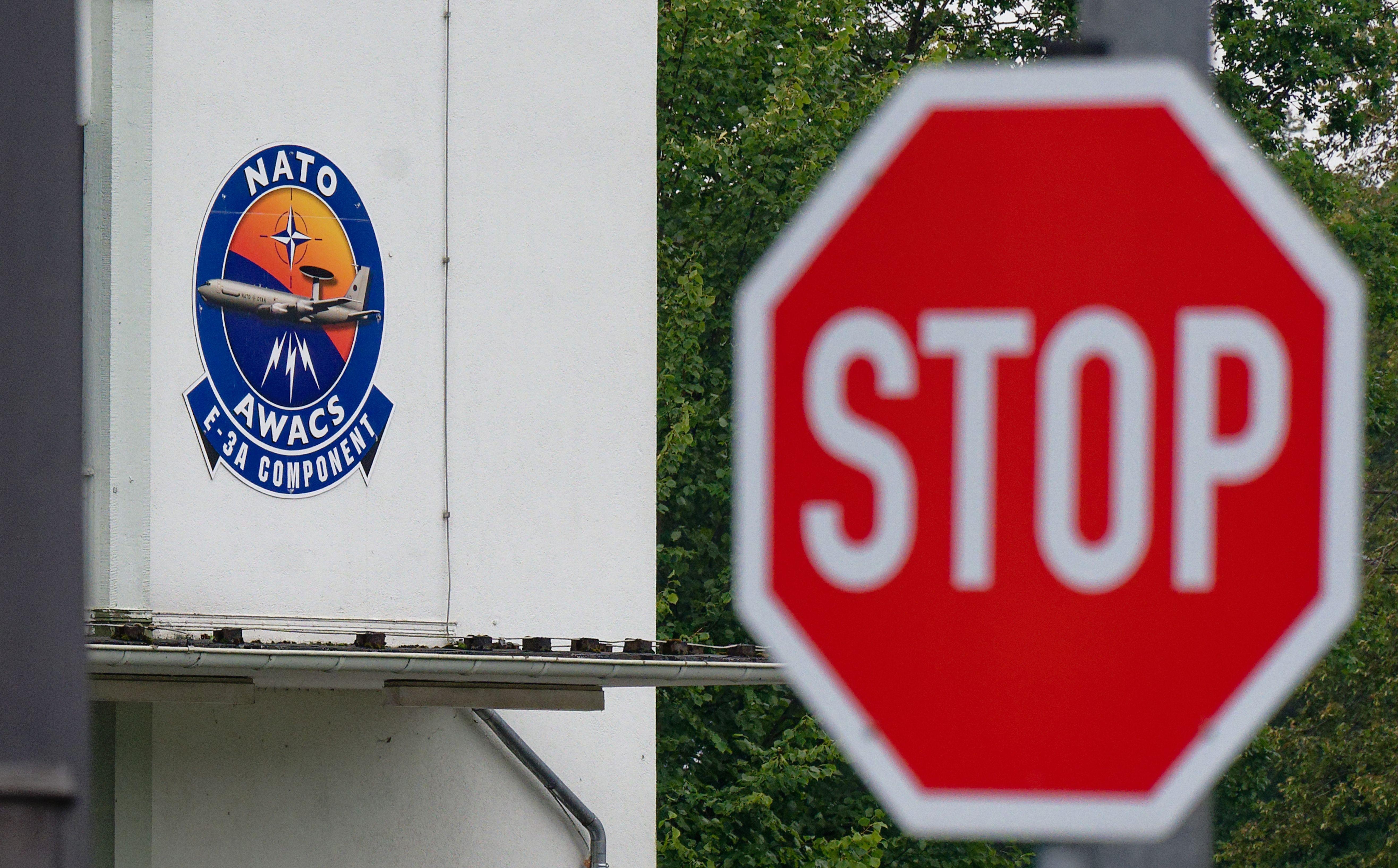 Ein Wappen der Awacs Staffel der Nato hängt an der Einfahrt zur Nato Airbase in Geilenkirchen - Teveren.